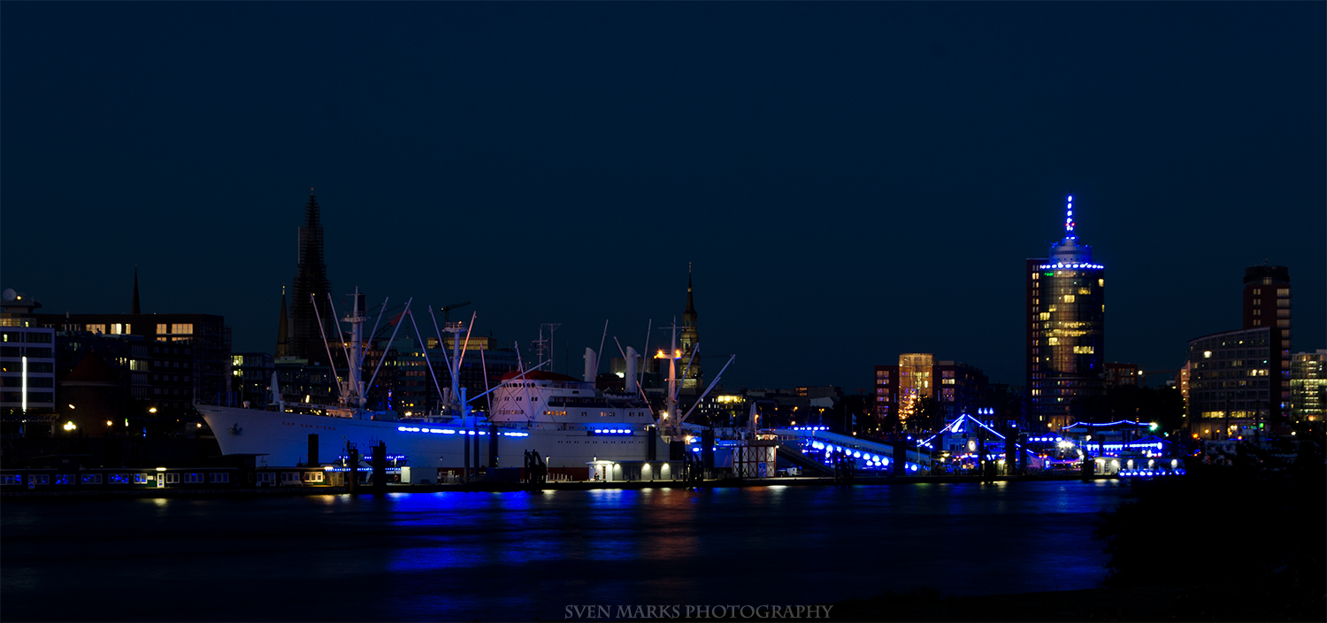 Skyline von Hamburg mit der Cap San Diego