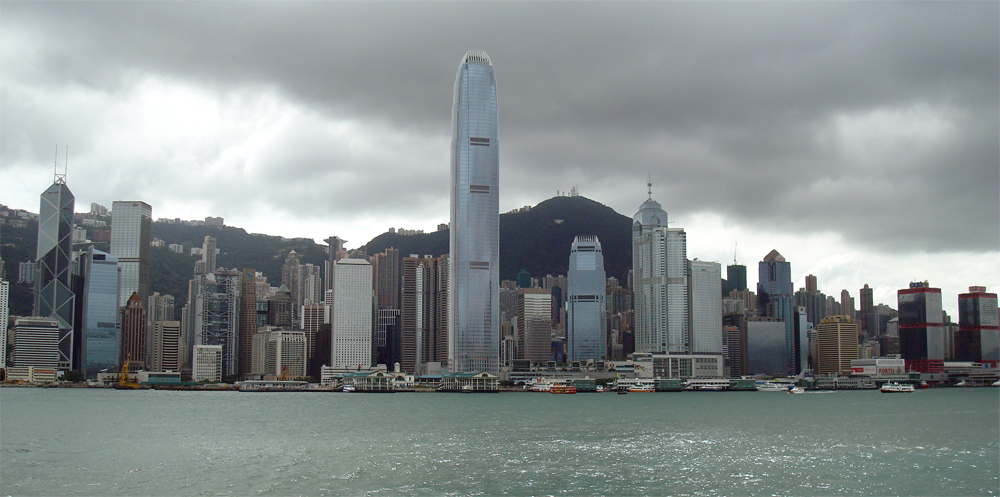 Skyline von Hongkong bei bedecktem Himmel