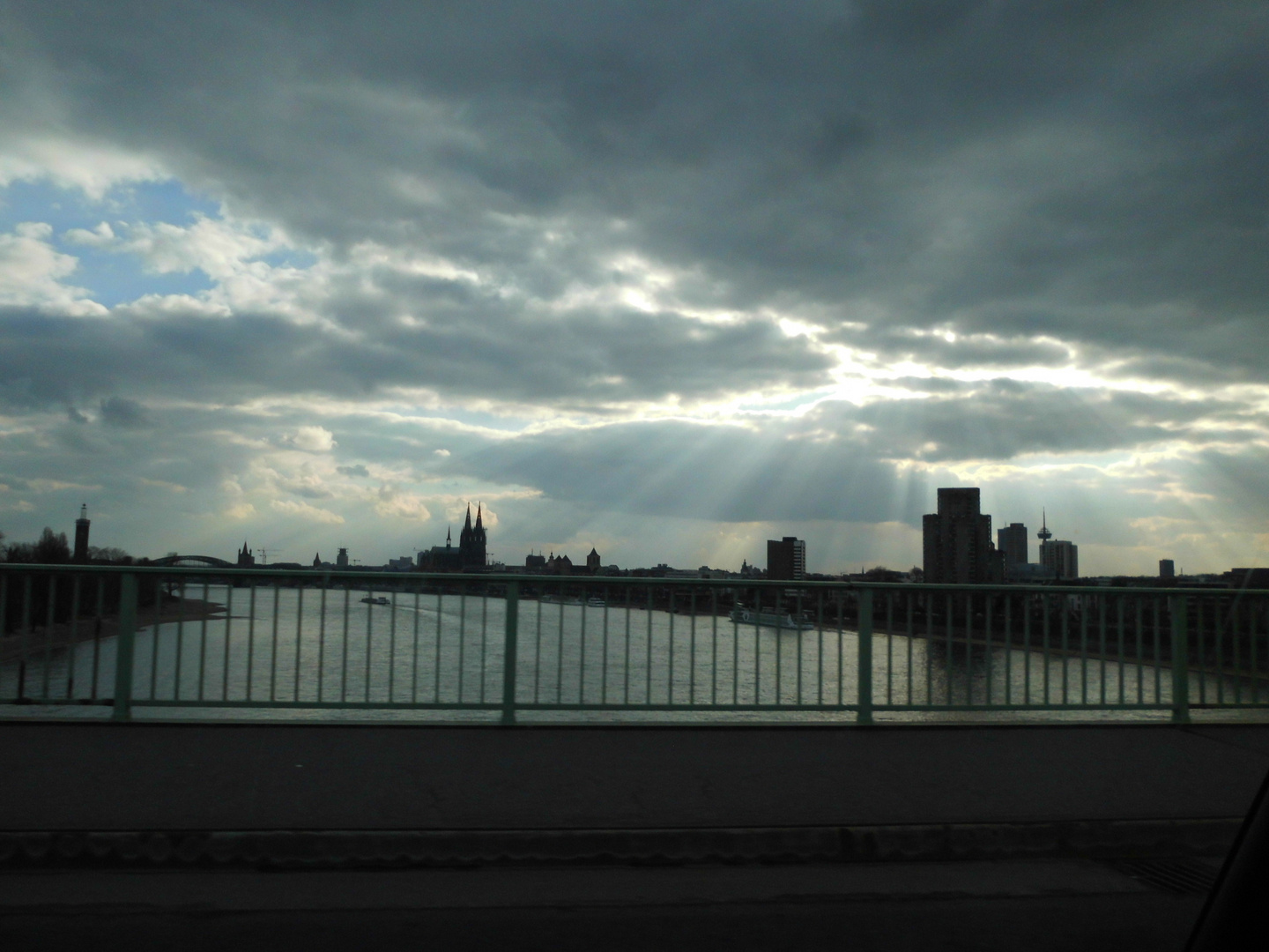 Skyline von Köln von der Zoobrücke aus,...