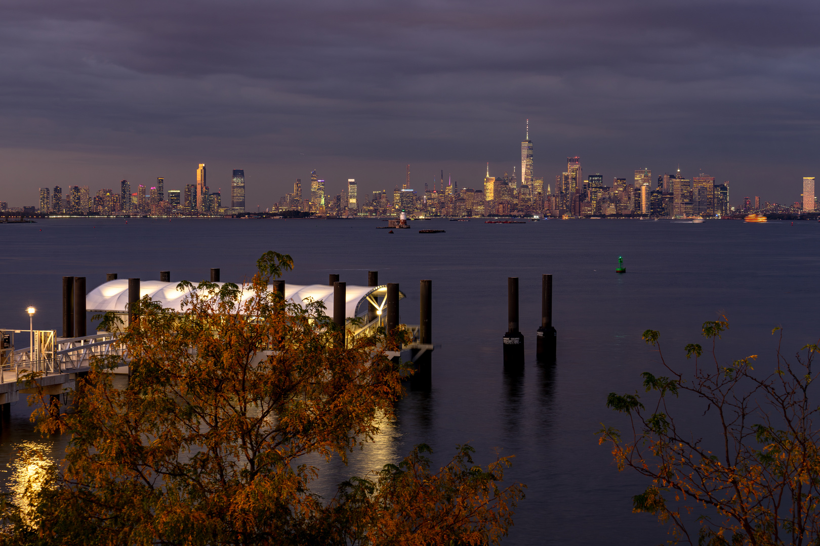 Skyline von New Jersey und New York- Manhattan zur Blauen Stunde 