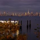 Skyline von New Jersey und New York- Manhattan zur Blauen Stunde 