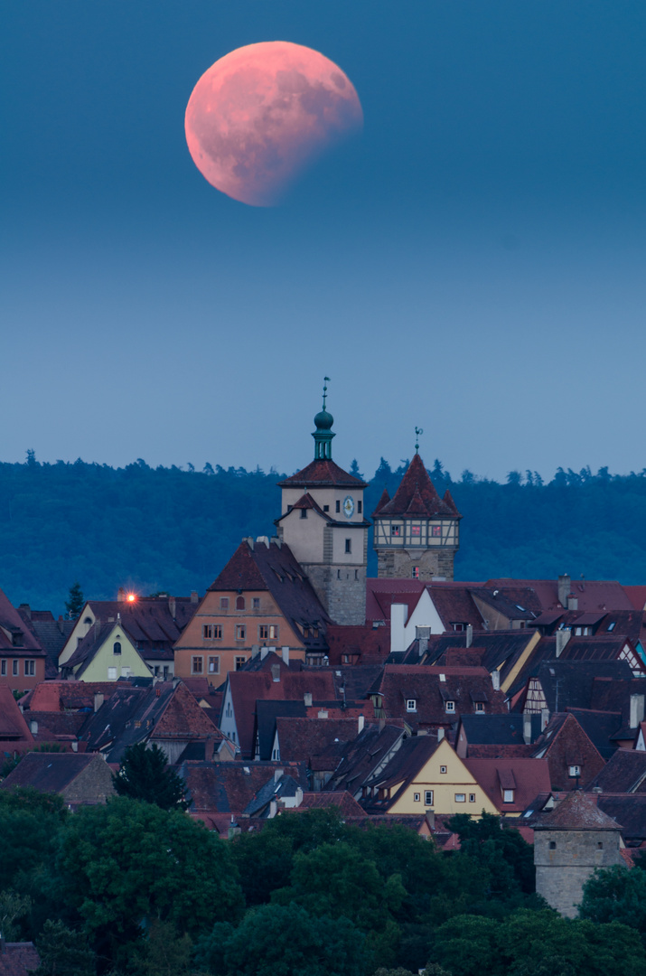 Skyline von Rothenburg ob der Tauber mit der partiellen Mondfinsternis im Aug 2017