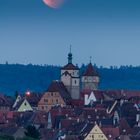 Skyline von Rothenburg ob der Tauber mit der partiellen Mondfinsternis im Aug 2017