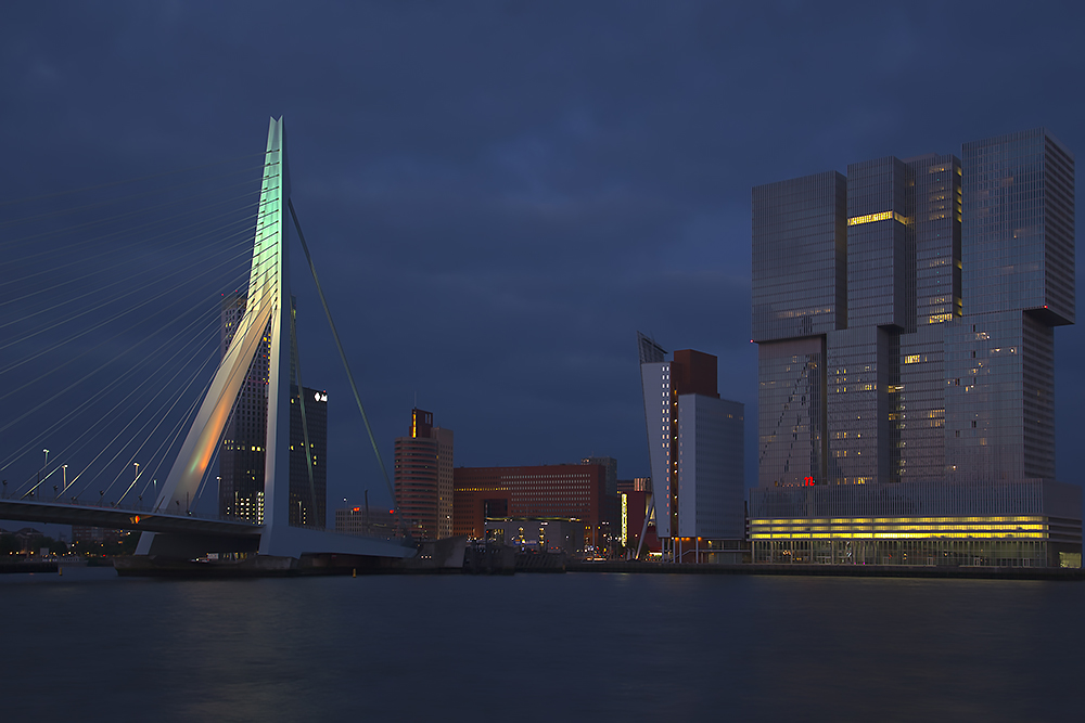 Skyline von Rotterdam zur blauen Stunde