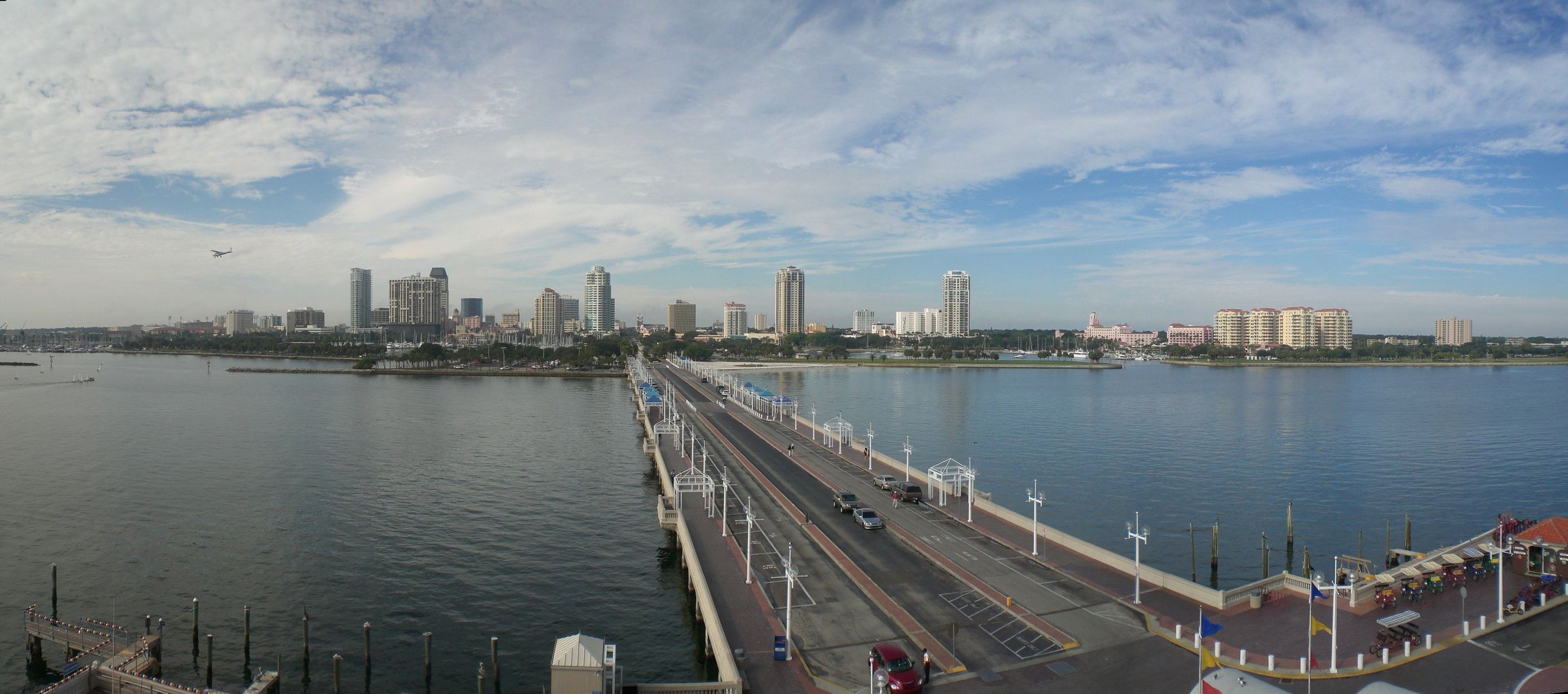 Skyline von Saint Petersburg vom Pier aus gesehen