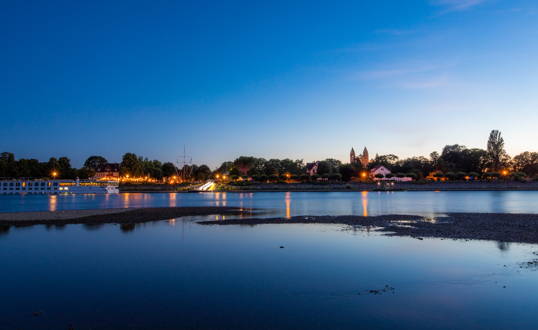 Skyline von Speyer zur blauen Stunde