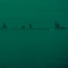 Skyline von Stralsund im abendlichen Nebel