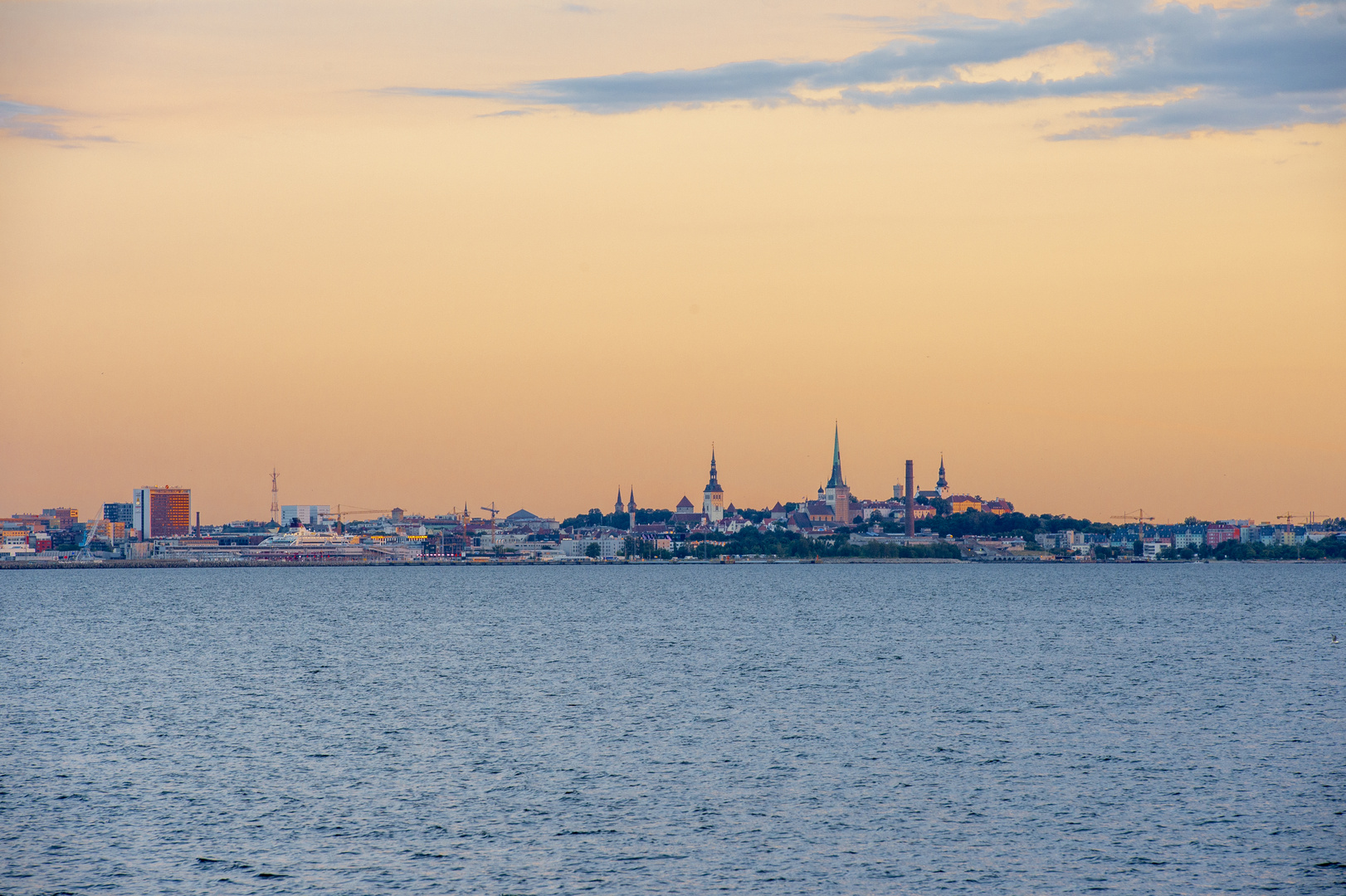 Skyline von Tallinn bei Sonnenuntergang