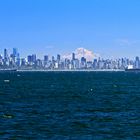 Skyline von Vancouver mit Mount Baker im Hintergrund