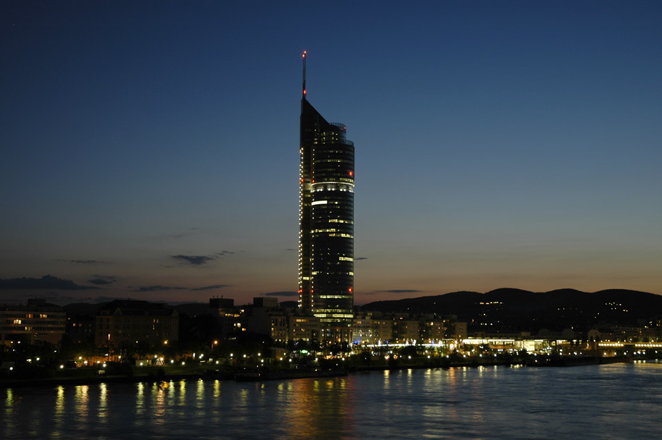 Skyline von Wien bei Nacht03