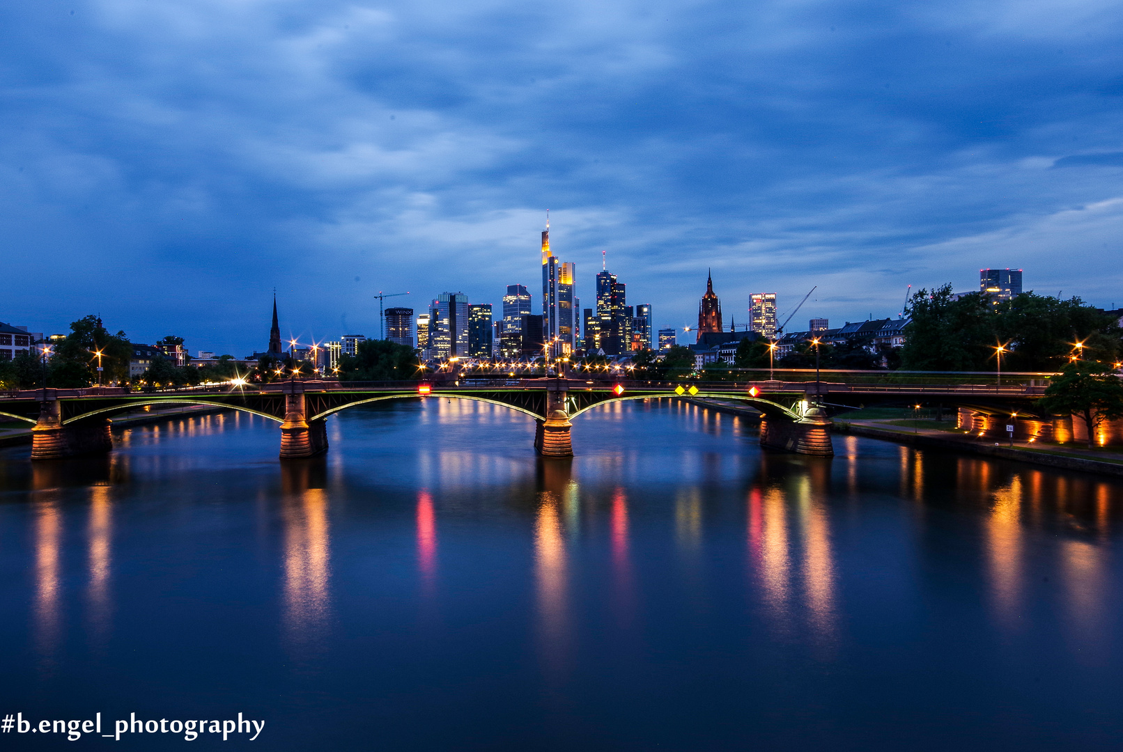 Skyline zur blauen Stunde