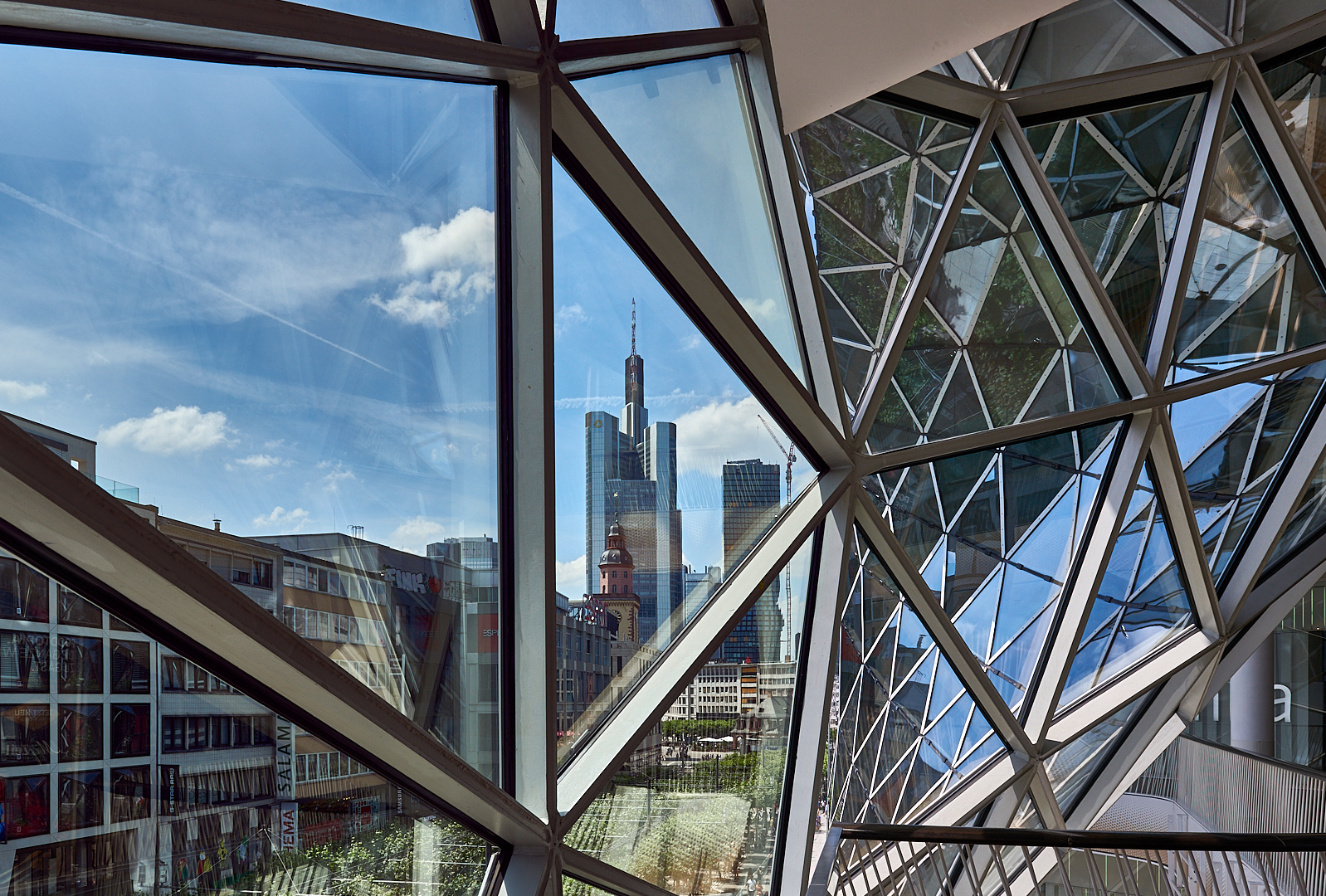 Skylineblick aus der MyZeil, es ist das  Multi-Marken-Center...