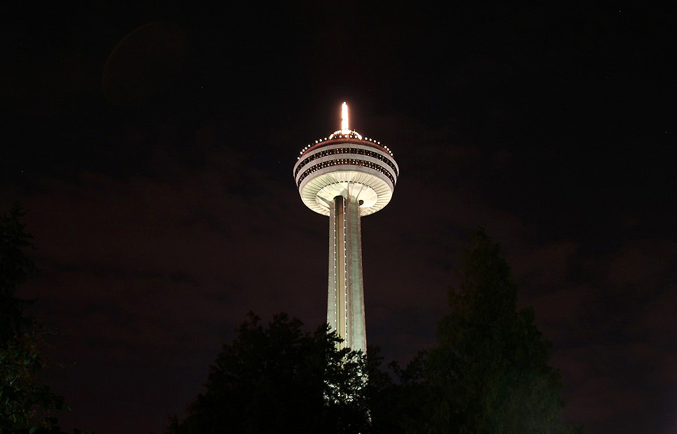 Skylon Tower bei Nacht