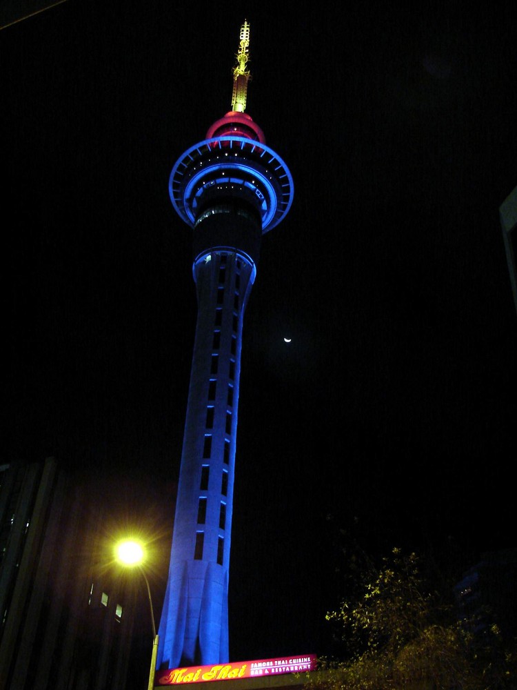 Skytower bei Nacht