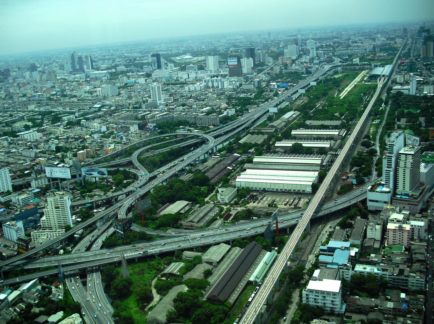 Skytrain und Highway Bangkok Skyline