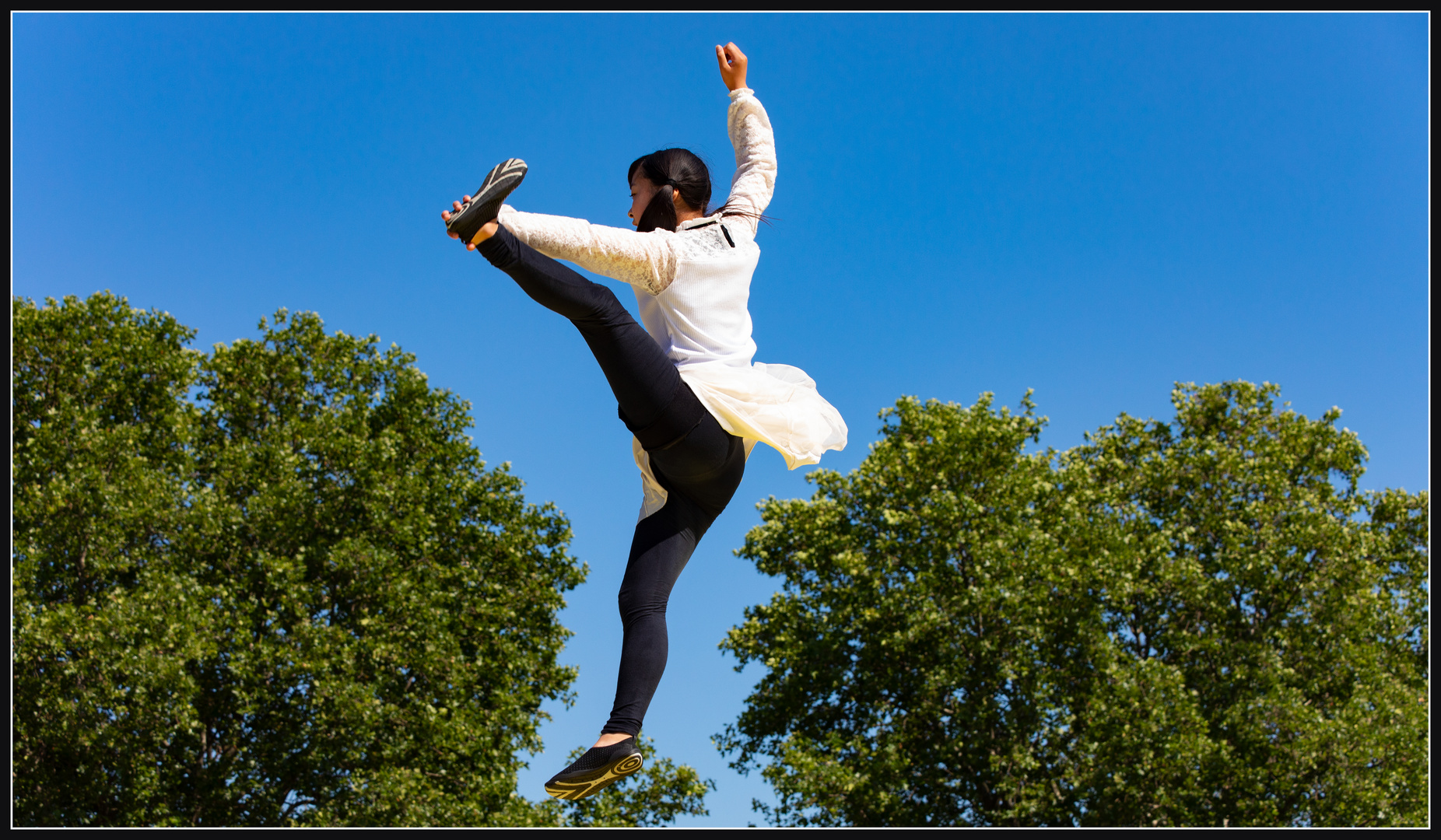 Slacklinerin aus Japan in Stuttgart