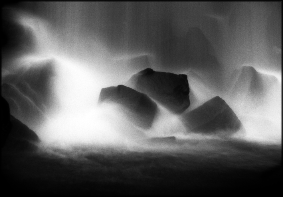 ÍSLAND, Svartifoss in der Nacht