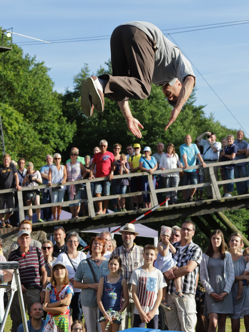 Slapstick-Akrobatik auf dem Trampolin (2018_07_07_EOS 6D Mark II_5114_ji)