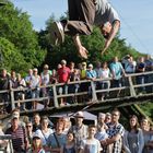 Slapstick-Akrobatik auf dem Trampolin (2018_07_07_EOS 6D Mark II_5114_ji)