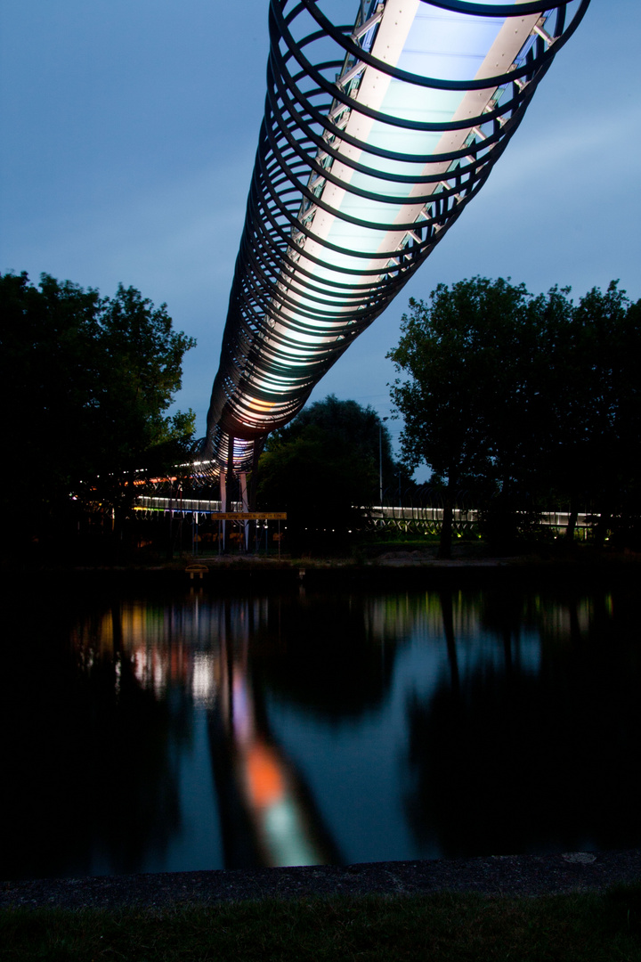 "Slinky Springs to Fame" über den Rhein-Herne-Kanal