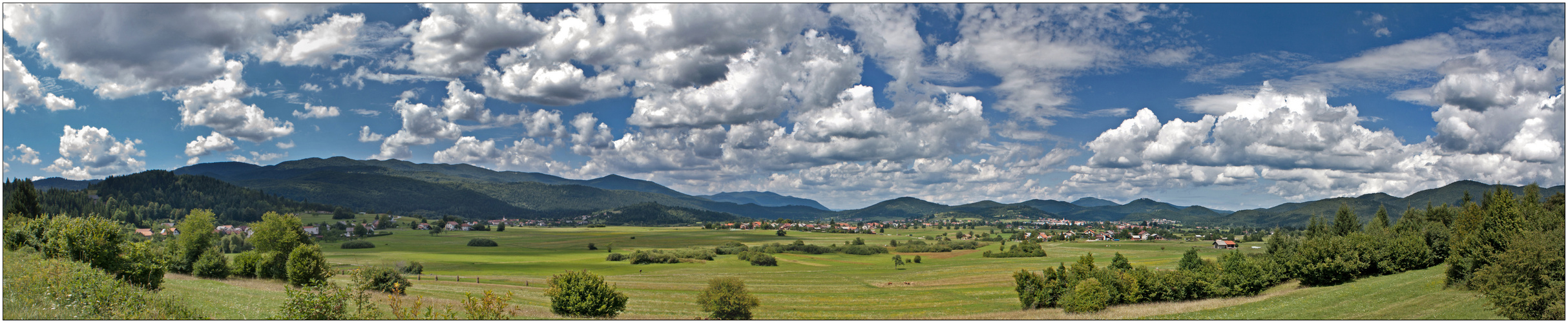 Slowenien Panorama  45°41'7.55"N   14°29'49.97"E