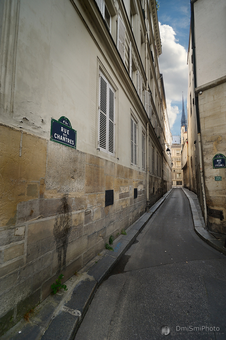 Small ancients streets of Paris