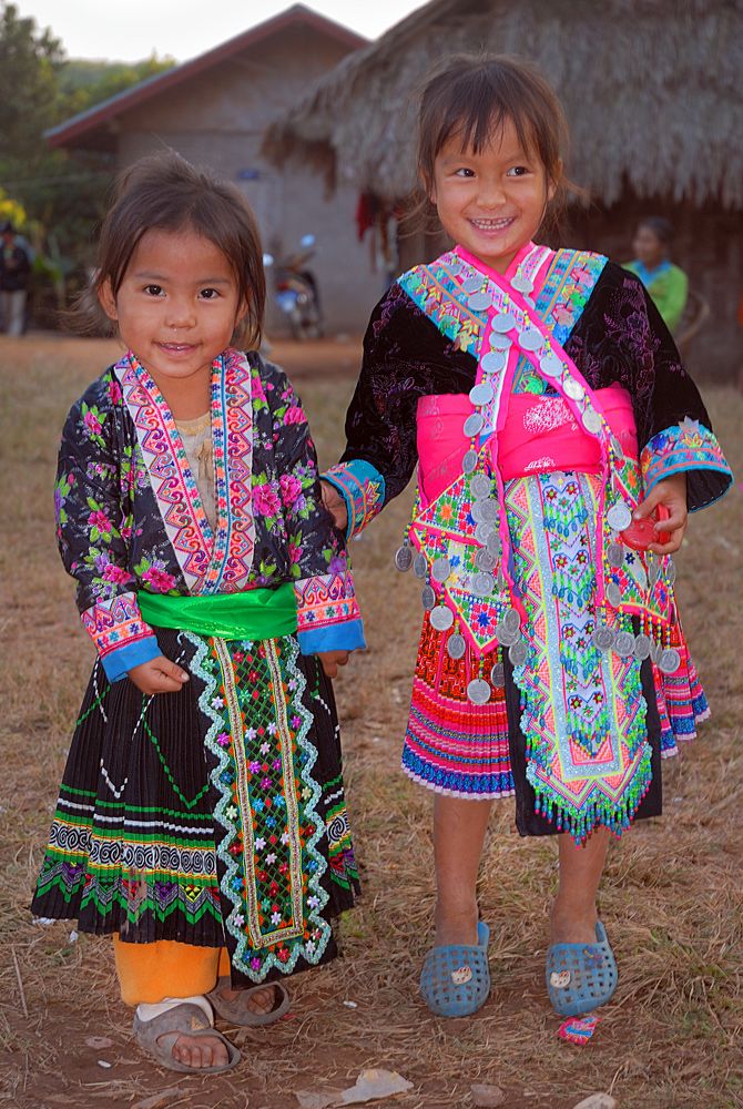 Small Hmong kids join the celebration