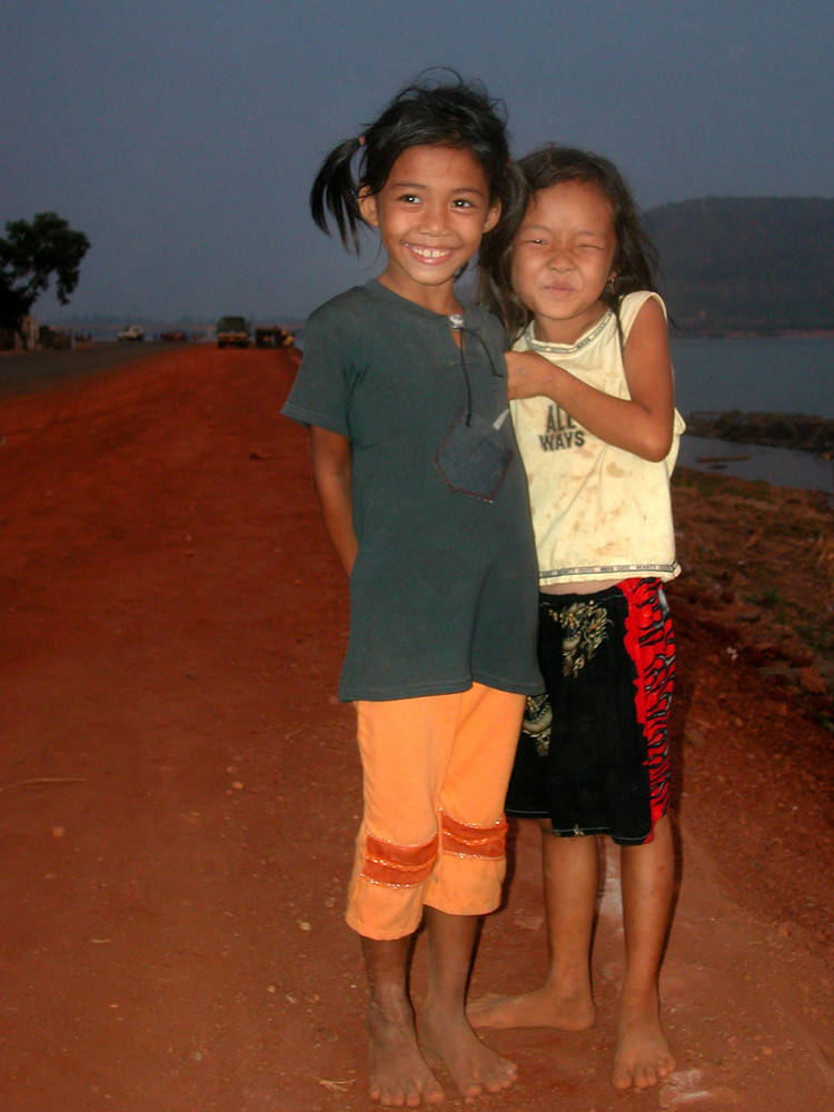 Small Laos girls in Paksé like to be photographed
