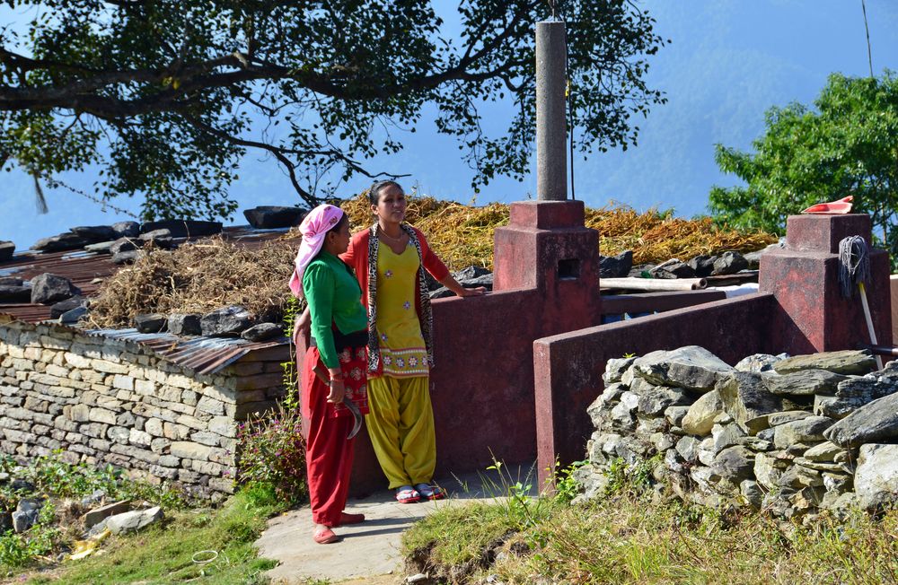 Small Talk in einem Dorf beim Aufstieg nach Sarangkot