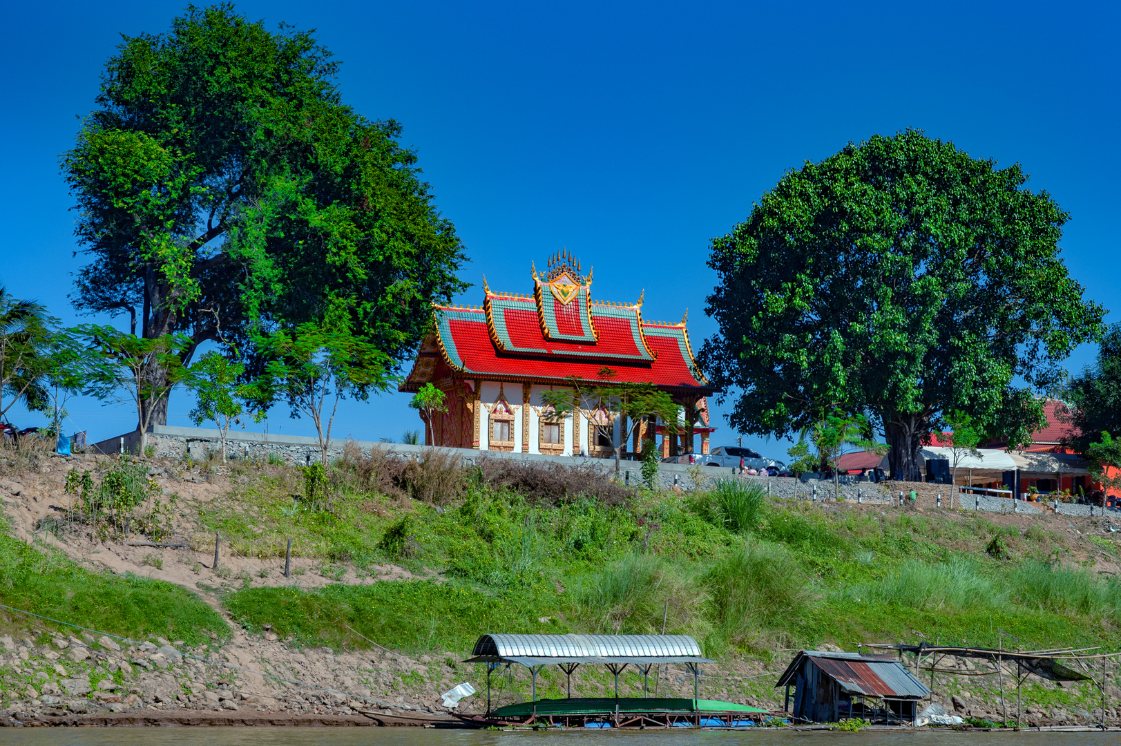 Small temple at Laotian side