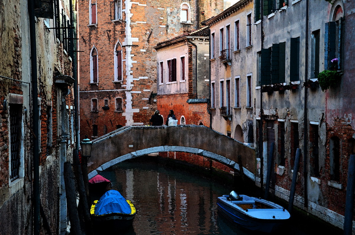 Smalltalk auf der Brücke in Venedig