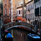 Smalltalk auf der Brücke in Venedig