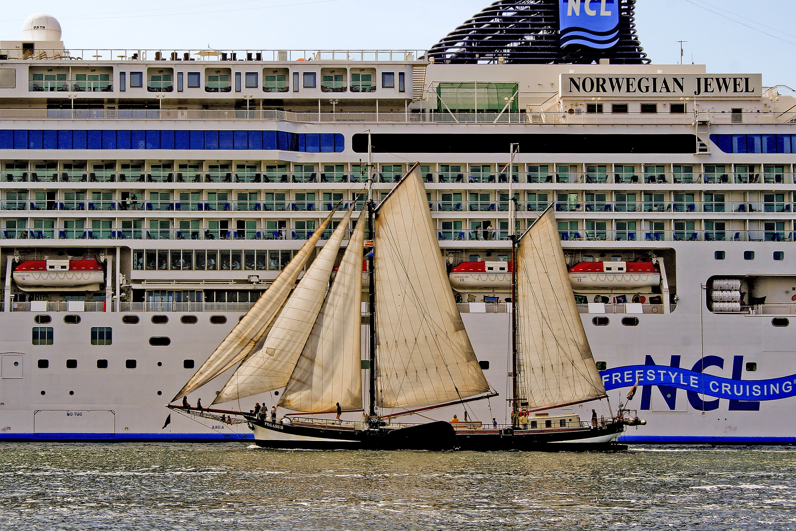 Smalship vor großer Tapete