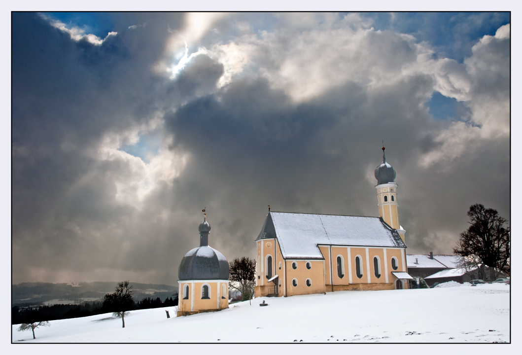 S.MARINUS KAPELLE IN IRSCHENBERG MIT DRAMATISCHEM HIMMEL