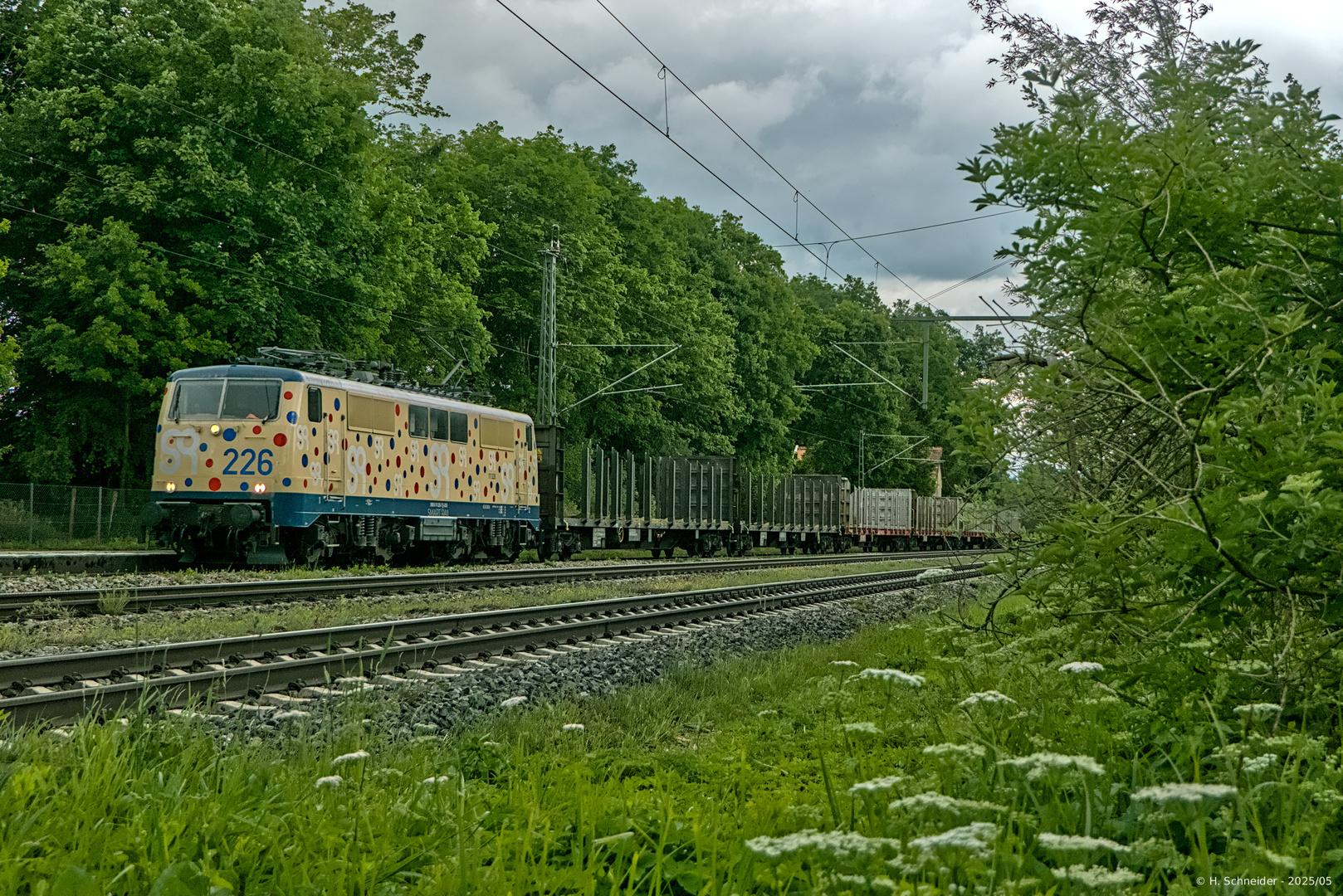 "Smarties" und leere Rungenwagen