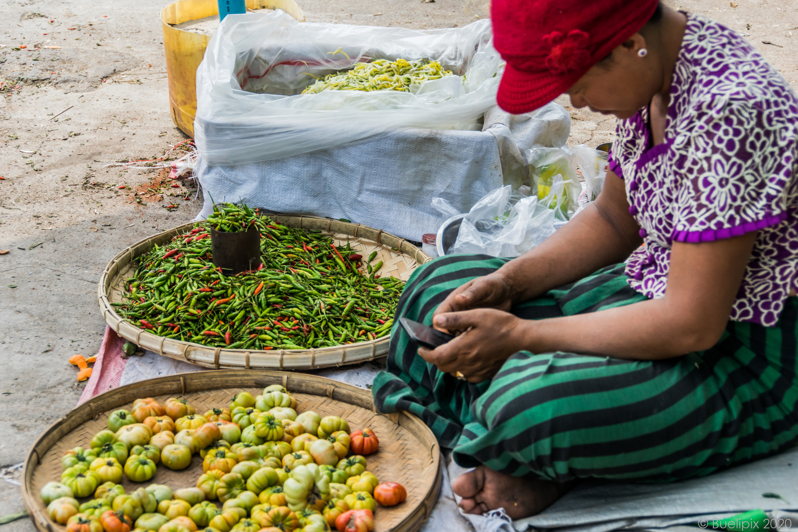 Smartphone ist immer dabei - auch auf dem Markt in Kalaw (© Buelipix)