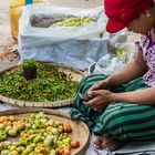 Smartphone ist immer dabei - auch auf dem Markt in Kalaw (© Buelipix)