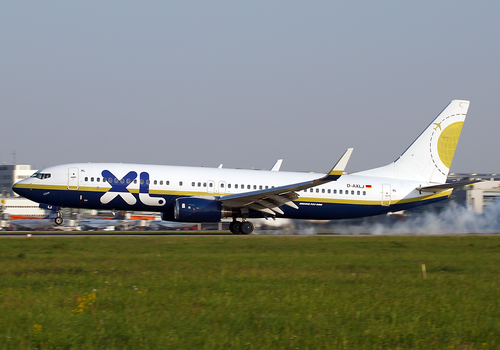 Smoky Touch Down - XL Airways Boeing 737