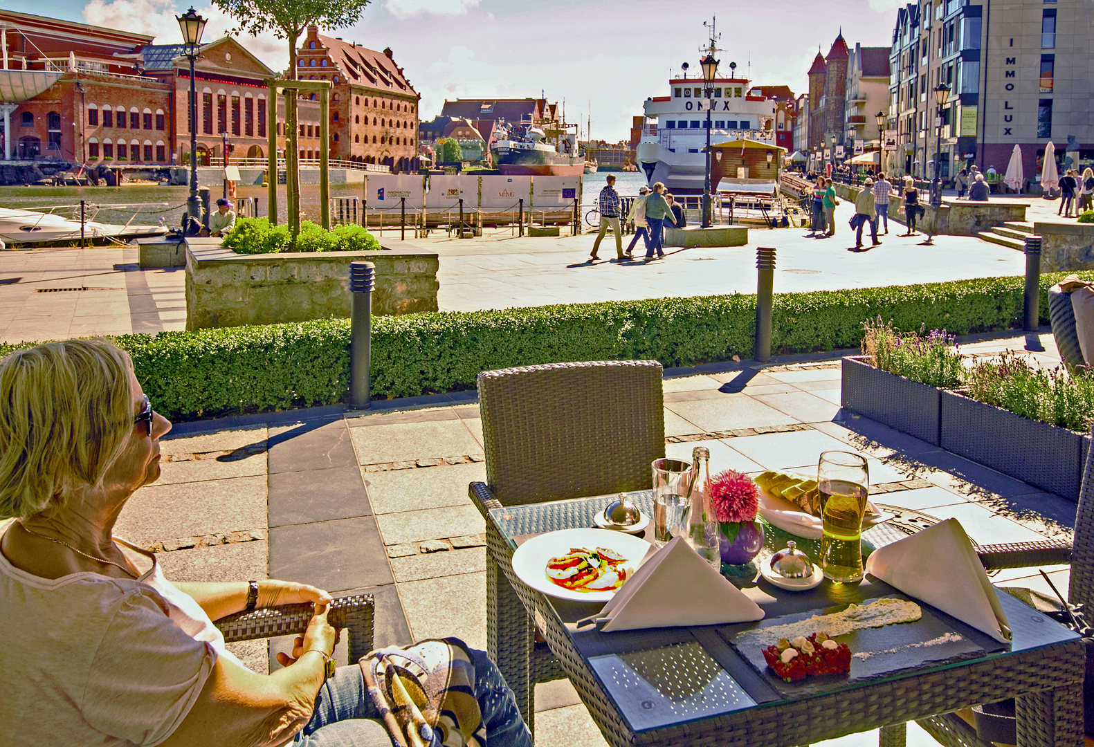 Snack auf der Terasse des Hilton an der Mottlau in Gdansk.