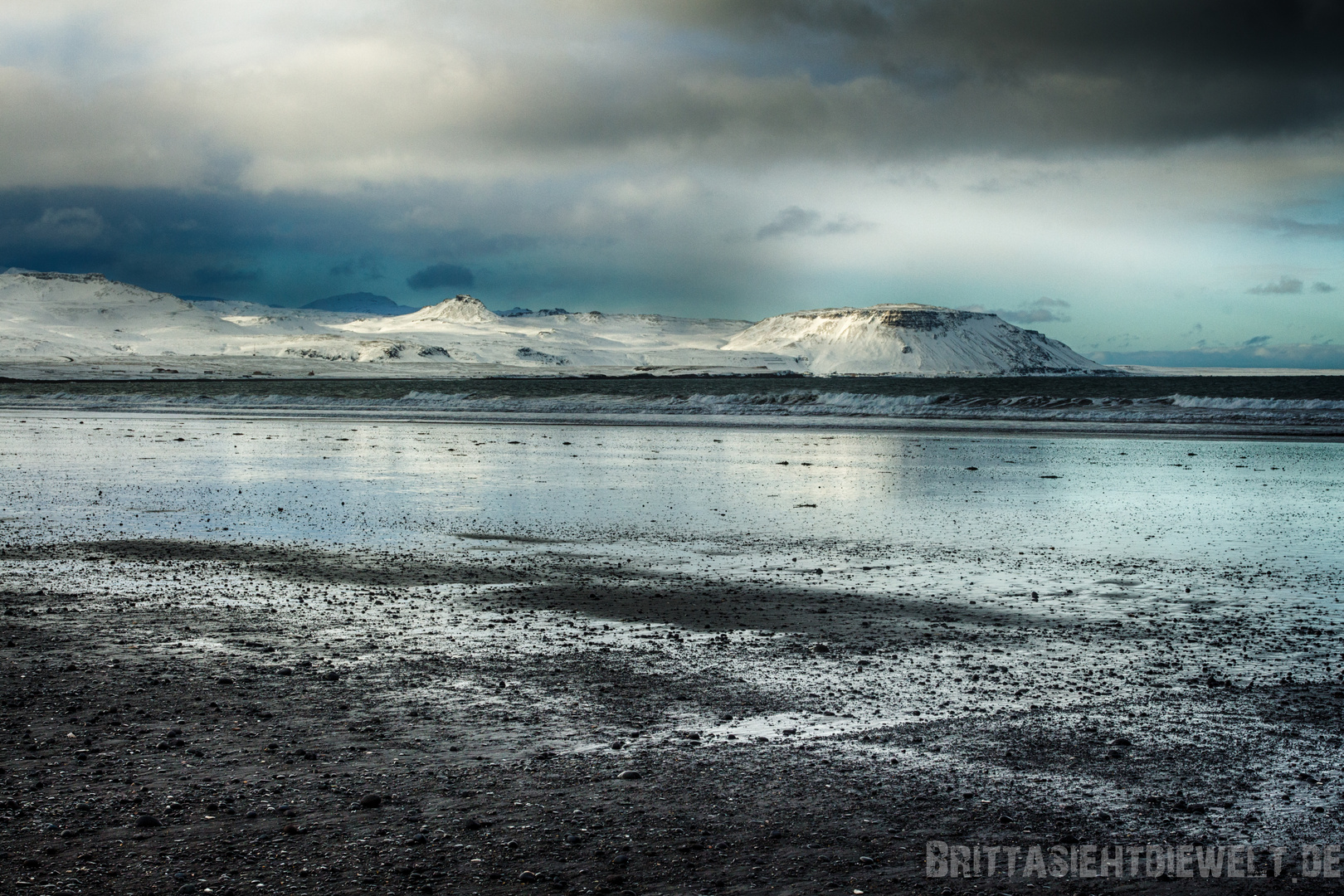 Snaefellsnes - Schnee am Strand