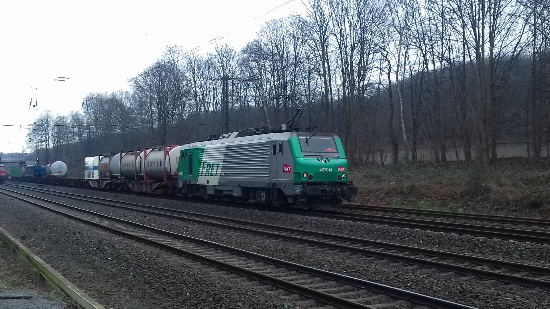 SNCF 437014 Frettchen mit einem Containerzug am Abzweig Duisburg Lotharstrasse am 03.02.2018