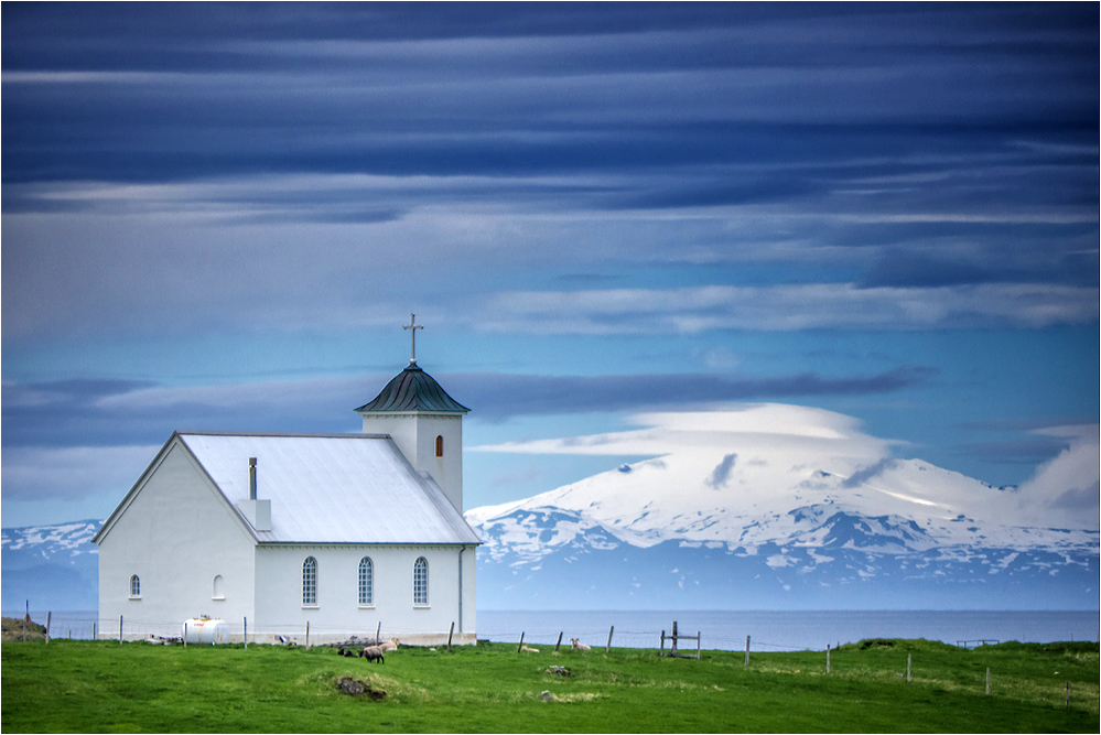 Snæfellsjökull und die Kirche von Flatey....