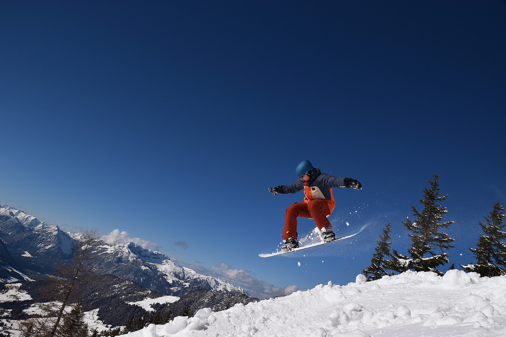 snowboarden in den bergen