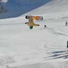 Snowboarder beim Backflip Stubai 11/2010