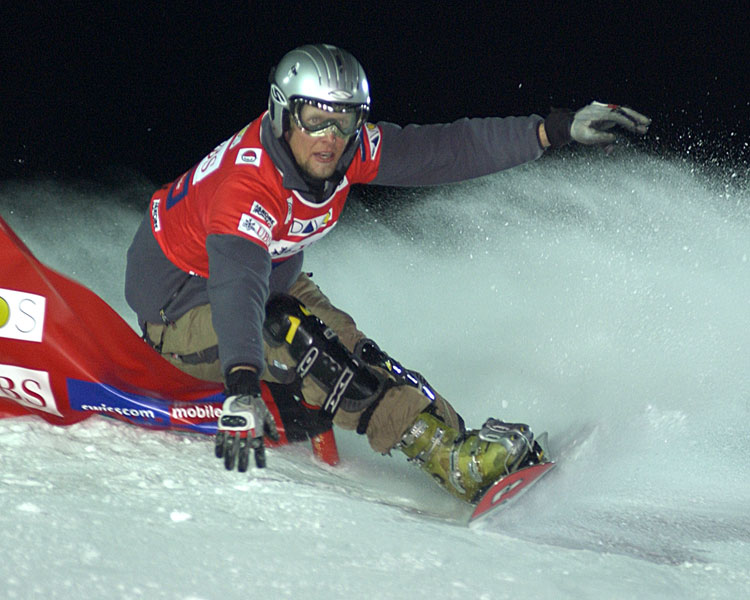 Snowboarder im Dual Slalom Night Final