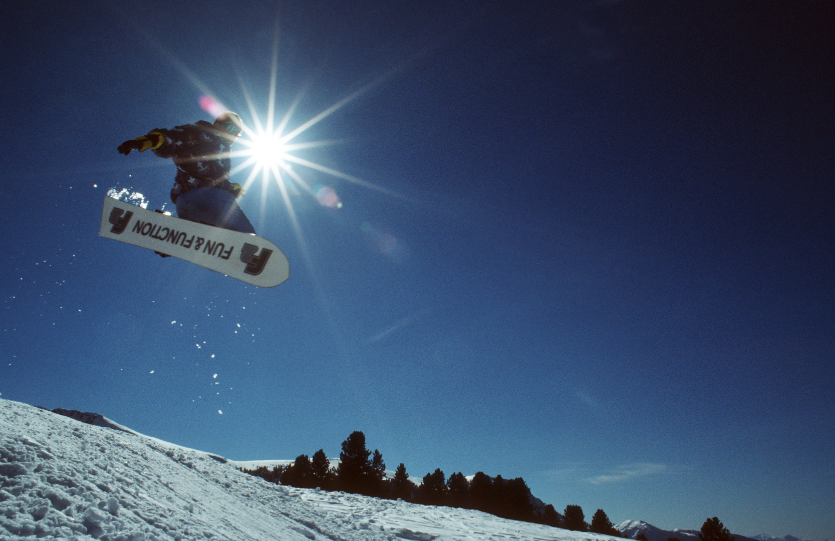 Snowboarder im Gegenlicht