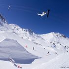 SNOWSCOOT FAHRER BEIM HOCH SPRINGEN