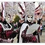 sn_V2  Dreimal 2 Frauen im Karneval sn-19-col