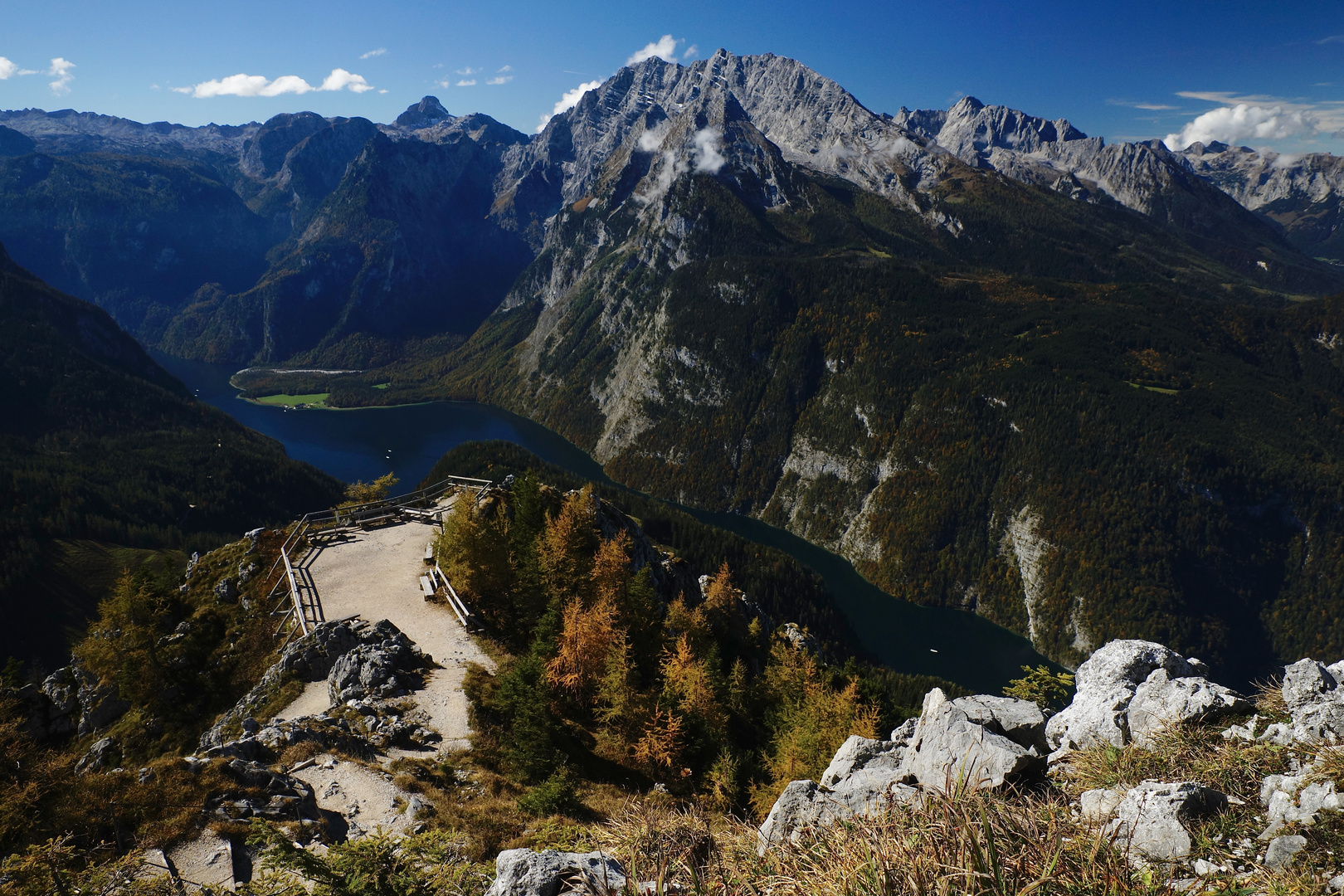 So allein ist man hier selten. Wundervoller Ausblick auf den Watzmann und den Königssee