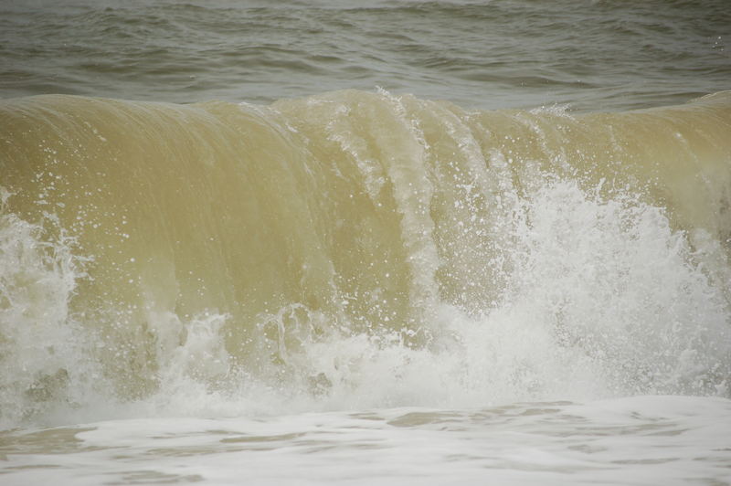 so brechen Wellen an der Nordsee